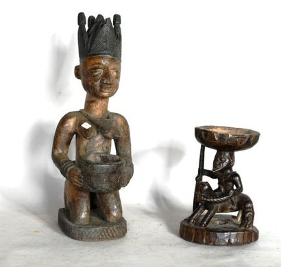 null NIGERIA 

Deux statues en bois sculpté polychrome

XXe, de style YORUBA 

H...