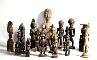null CONGO – NIGERIA – GHANA 

Lot de vingt statuettes en bois à diverses patines

H...