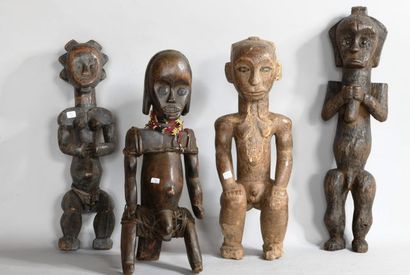 null GABON 

Lot comprenant quatre statues en bois sculpté à patine noire, perles

XXe,...