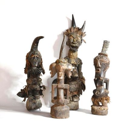 null CONGO 

Ensemble de quatre fétiches en bois sculpté avec clous, cornes, tissu

XXe,...