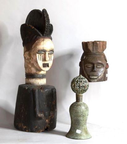 null 
GABON – NIGERIA 

Lot comprenant une statue de style AMBETE, un masque en bois...