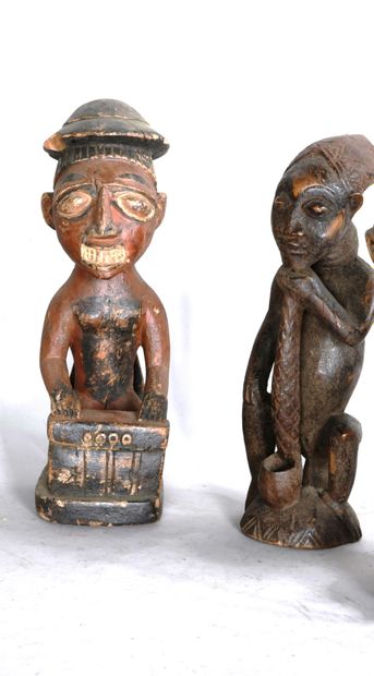 null 
NIGERIA – CAMEROUN 




Lot de trois statuettes de style




XXe




H : 20...