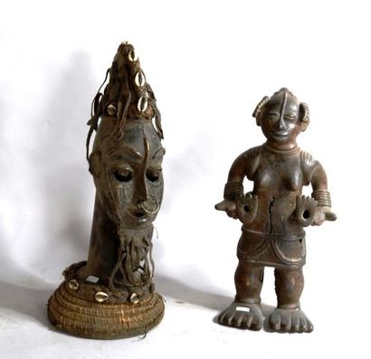 null CAMEROUN – NIGERIA 

Deux statues en bronze à patine verte et brune

H : 41...