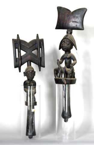null NIGERIA 

Deux sceptres en bois à patine sombre. 

XXe, de style OSHE – SHANGO...