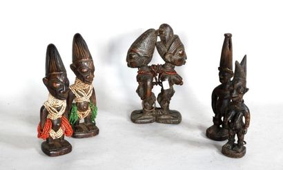 null NIGERIA 

Lot de cinq statues IBEDJI, dont deux paires, en bois sculpté certaines...