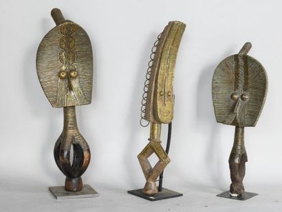 null GABON 

Lot de trois figures de reliquaire en bois et cuivre 

XXe, de style...