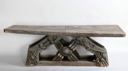 null CAMEROUN 

Grande table en bois sculpté

XXe, dans le style BAMILEKE 

36 x...