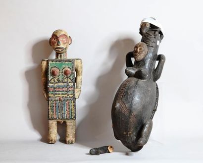 null CAMEROUN – CONGO 

Lot de deux statues dont un personnage cercueil en bois polychrome

XXe

H...