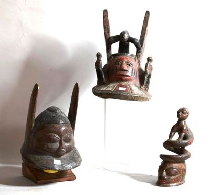 null NIGERIA 

Lot comprenant deux masques et un fétiche en bois sculpté polychrome

XXe,...