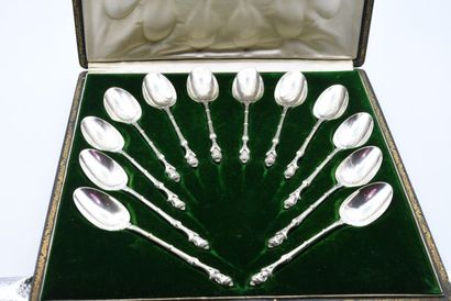 null Set of twelve silver dessert spoons, the handle "à la russe" ending with espagnolettes,...