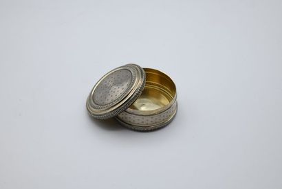 null Round silver pill box, partially vermeiled, guilloche of stripes with small...