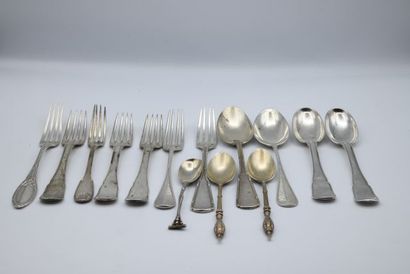 null Silver lot including 4 different types of cutlery, 3 forks and 3 small spoons.

Minerve...
