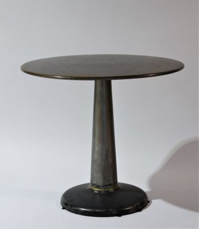 null TOLIX table model G80 in grey metal

H: 71; D: 80 cm

(Oxidations)