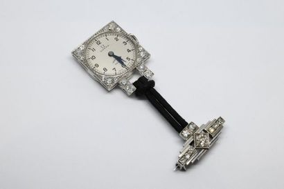 null 
De la maison Omega et Hickleton et Phillips, montre broche en platine époque...