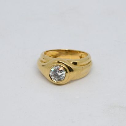 null 
Bague or jaune 750‰ et diamant taille moderne de 0,93 ct, couleur H, pureté...