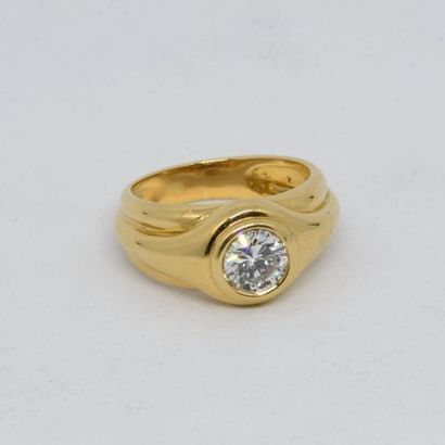 null 
Bague or jaune 750‰ et diamant taille moderne de 0,93 ct, couleur H, pureté...