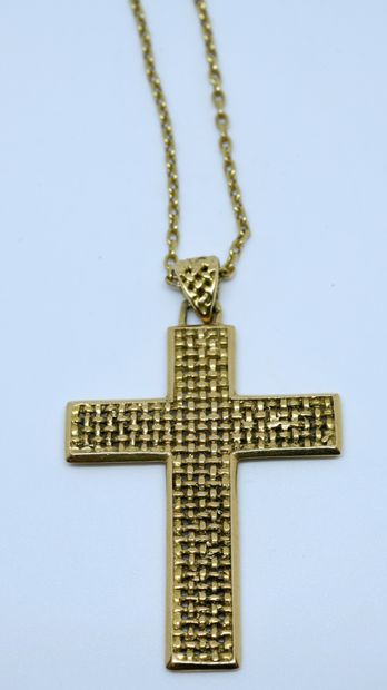 null Pendentif-croix décor de tressage et sa chaîne en or jaune 750‰

Poinçons tête...