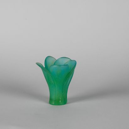 null DAUM, France. 

Vase de forme tulipe en pâte de verre bullée de couleur verte.

Signé...