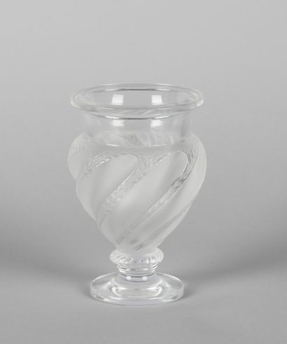 null LALIQUE, France.

Vase en cristal moulé et taillé translucide et opaque, modèle...