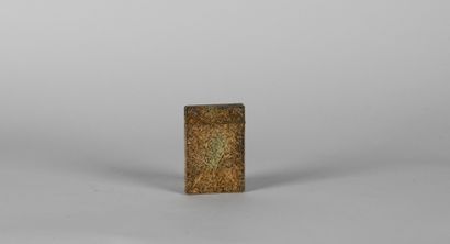 null Etui à cartes en métal doré filigrané, formant une fleur stylisée d'un côté...