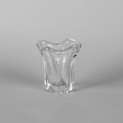 null DAUM, France. 

Petit vase en cristal moulé de forme mouvementée. 

Signé Daum...