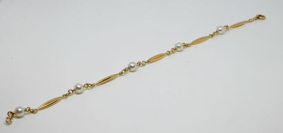 null Bracelet en or jaune 750‰ (18K) les mailles allongées alternées de cinq perles...