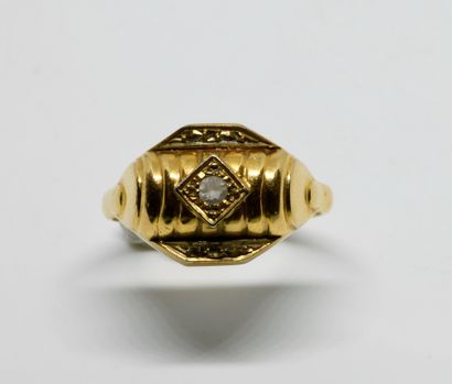 null Bague chevalière en or jaune 750‰ (18K) centrée d'une petite pierre incolore...