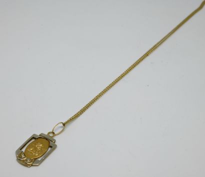 null Collier en or jaune 750‰ (18K), le pendentif deux ors orné d'un ange gravé....