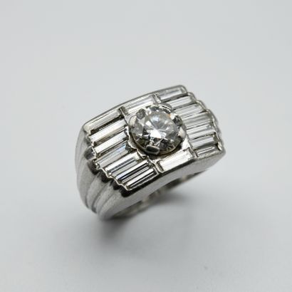 null 
Ring in platinum, with a central old cut diamond of about 1.5 ct and 16 baguette...