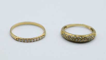 null Lot de deux bagues comprenant 

- une bague jonc en or jaune 750‰ pavé de diamant...