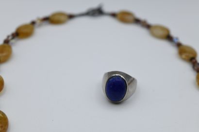 null Lot comprenant : 

- une chevalière en argent 800‰ orné d'un cabochon Lapis...