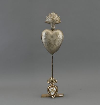 null Reliquaire en forme de Sacré Cœur ouvrant 

En métal monté sur pied

Dédié à...