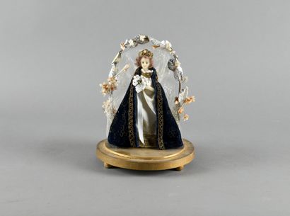 null Vierge Marie 

Visage en cire, manteau en velours bleu brodé, portant un bouquet...