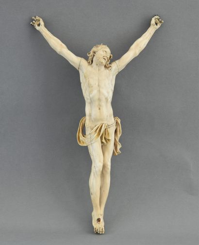 null Christ en croix

Sculpture en ivoire, périzonium aux beaux plis sculptés. 

XIXe

34...