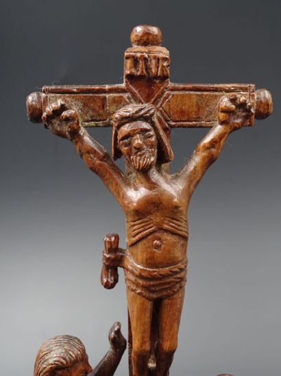 null Un crucifix en bois présentant le Christ, la Vierge et sainte Marie-Madeleine,...