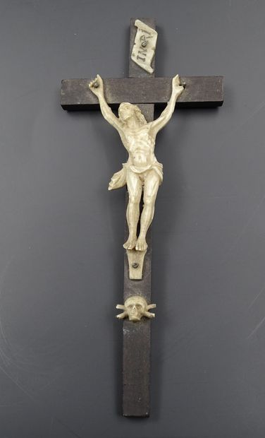 null 
Rectificatif 5 et non 6 // Un lot de 6 crucifix de dévotion domestique




-Trois...