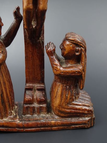 null Un crucifix en bois présentant le Christ, la Vierge et sainte Marie-Madeleine,...