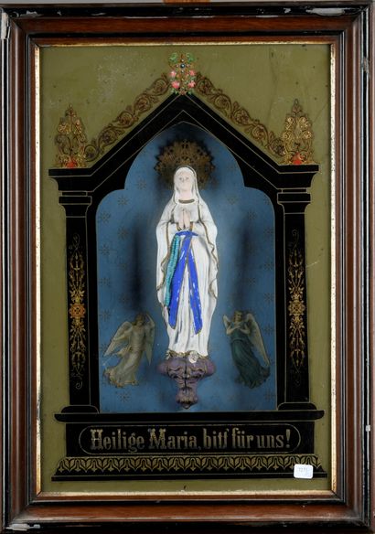 null Cadre présentant une Vierge Marie en plâtre polychrome derrière une vitre partiellement...
