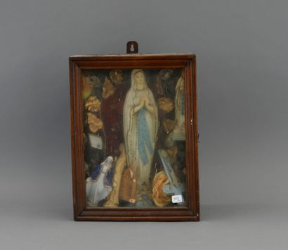 null Vitrine en bois contenant diverses statuettes de la Vierge Marie et une structure...