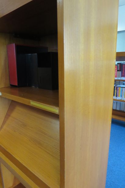 null Elément de bibliothèque en bois de placage, à neuf casiers sur trois rangées....