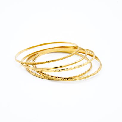 null *Six bracelets jonc en or jaune 750‰

Poinçon tête d'aigle

Poids : 42,1 g.