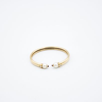 null *Jolie bracelet jonc en or jaune 750 ‰, les extrémités sont ornées de deux perles...