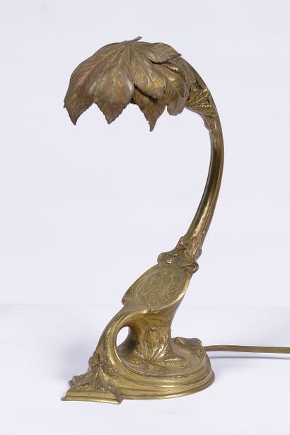 
Lampe Art Nouveau en bronze doré à décor...