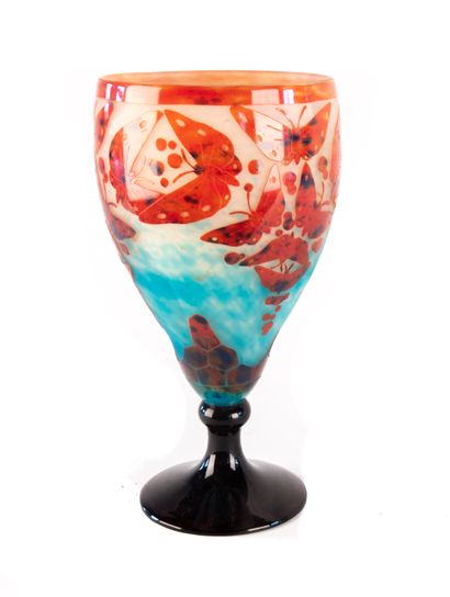 null LE VERRE FRANCAIS

Vase "papillons", circa 1925

En verre doublé à décor gravé...