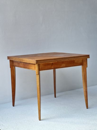 null Attribué à MERCIER Frères, circa 1950

Elégante table à jeux en chêne, plateau...