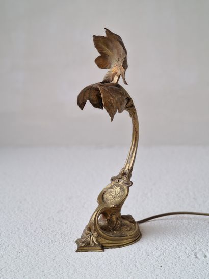 null 
Lampe Art Nouveau en bronze doré à décor de feuilles de marronnier, la partie...