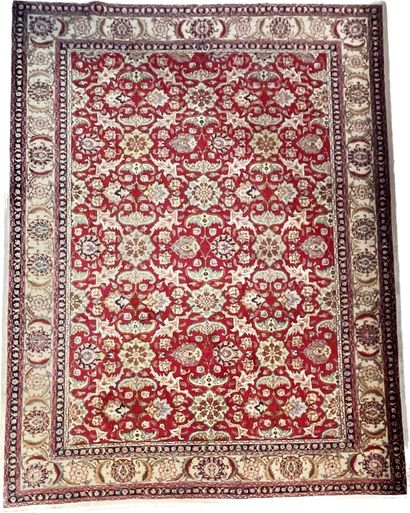 null Grand tapis d’Iran en laine trame coton, noué main à fond rouge 

à décor de...