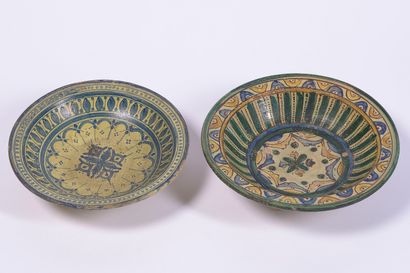 null Deux plats creux de décoration en céramique émaillée polychrome

Maroc, XXème...