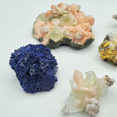 null Lot de huit minéraux dont azurite, pyrite et divers
