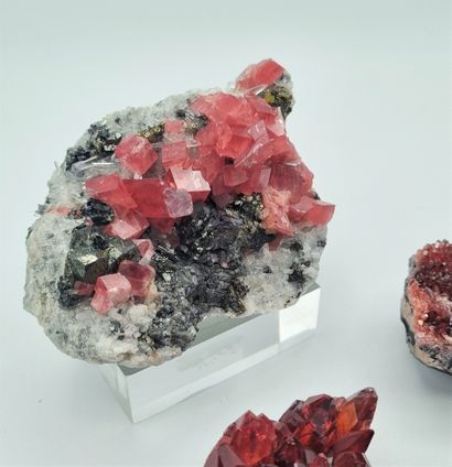 null Lot de quatre belles rhodochrosites, l'une sur socle de plexiglass